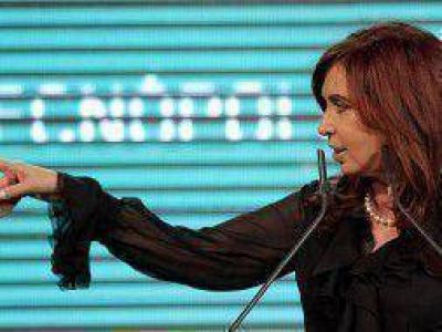 Cristina realiza anuncios sobre "pol�ticas sociales" en Tecn�polis