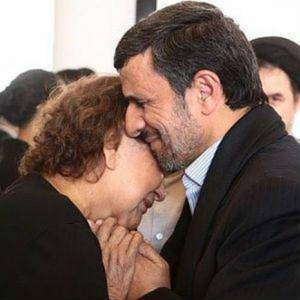 Ahmadineyad recibe crticas por abrazar a la madre de Chvez