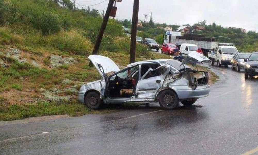 Carlos Paz: Un cami�n choc� contra un auto en la Ruta 38