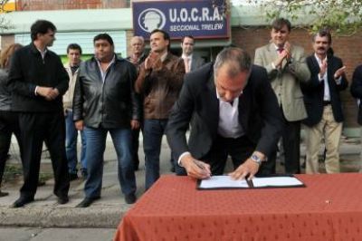 Buzzi firm� el inicio del primer plan de viviendas para trabajadores de la UOCRA