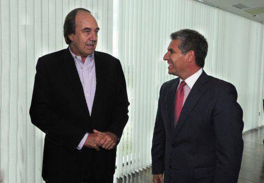 Poggi recibi� saludos protocolares del Jefe de Artiller�a N� 7 y del conferencista internacional Fernando Parrado