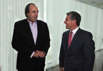 Poggi recibi� saludos protocolares del Jefe de Artiller�a N� 7 y del conferencista internacional Fernando Parrado