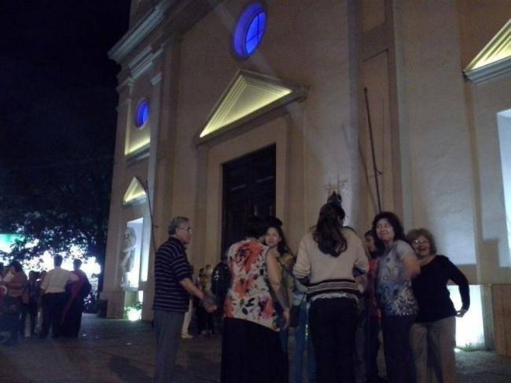 Una multitud se reuni� en la Catedral de Resistencia y motiv� una misa espont�nea