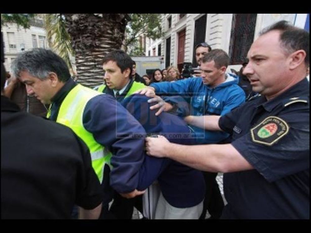 Fue rescatada una mujer que amenaz� con arrojarse al vac�o desde un campanario de la Catedral