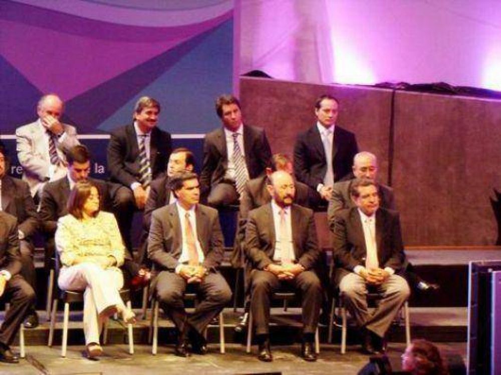 Nuevo plan social y aumentos que favorecen a mujeres y a Corrientes