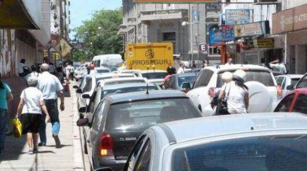 Colectivos y combis, en la mira de todos por el caos del tr�nsito