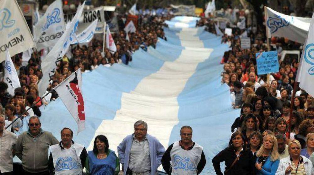Contundente marcha contra el Gobierno