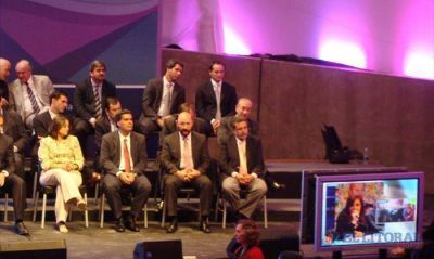 Cristina puso a Camau en el palco de gobernadores K
