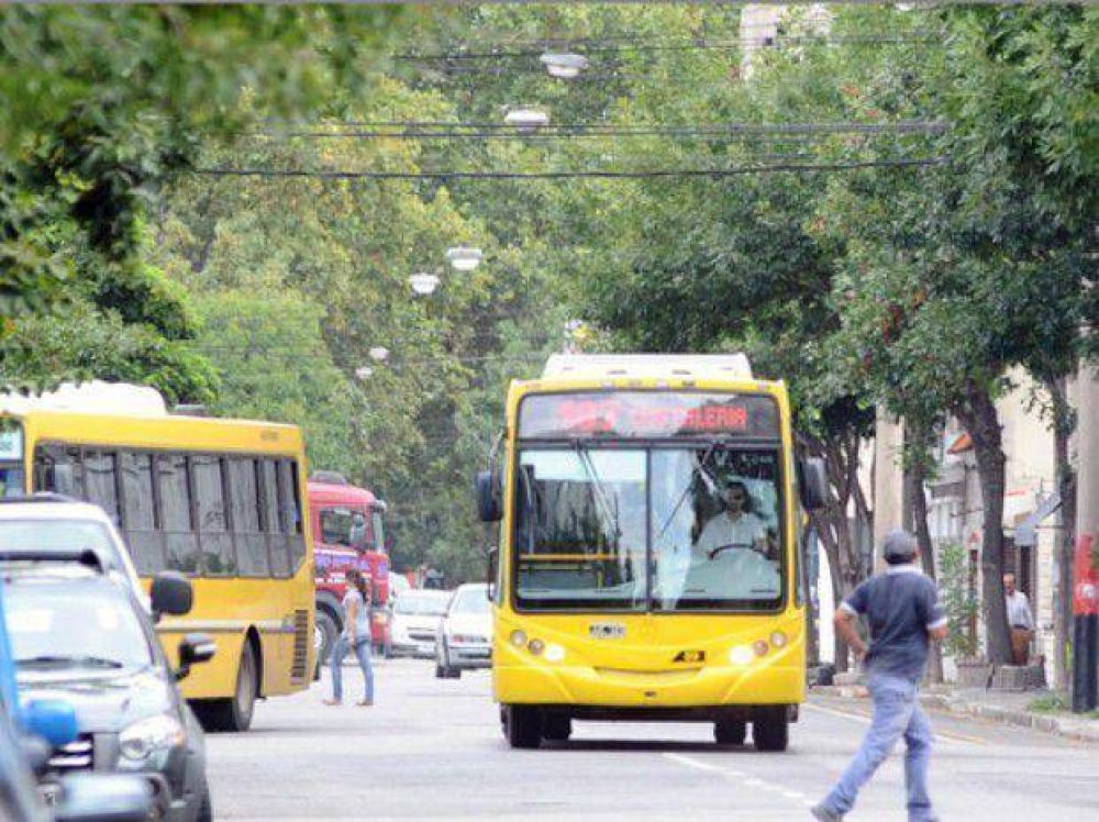 "El muchacho iba en el techo del colectivo, lo enganch� un cable y cay�"