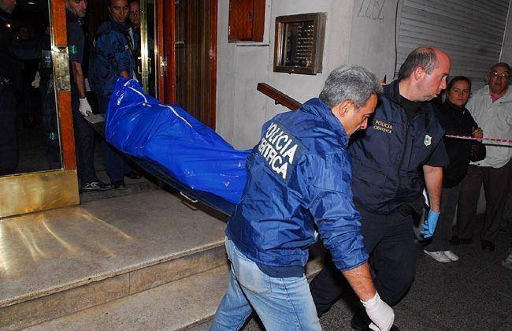Hallan a una pareja sexagenaria muerta en su departamento de Alsina al 2.200