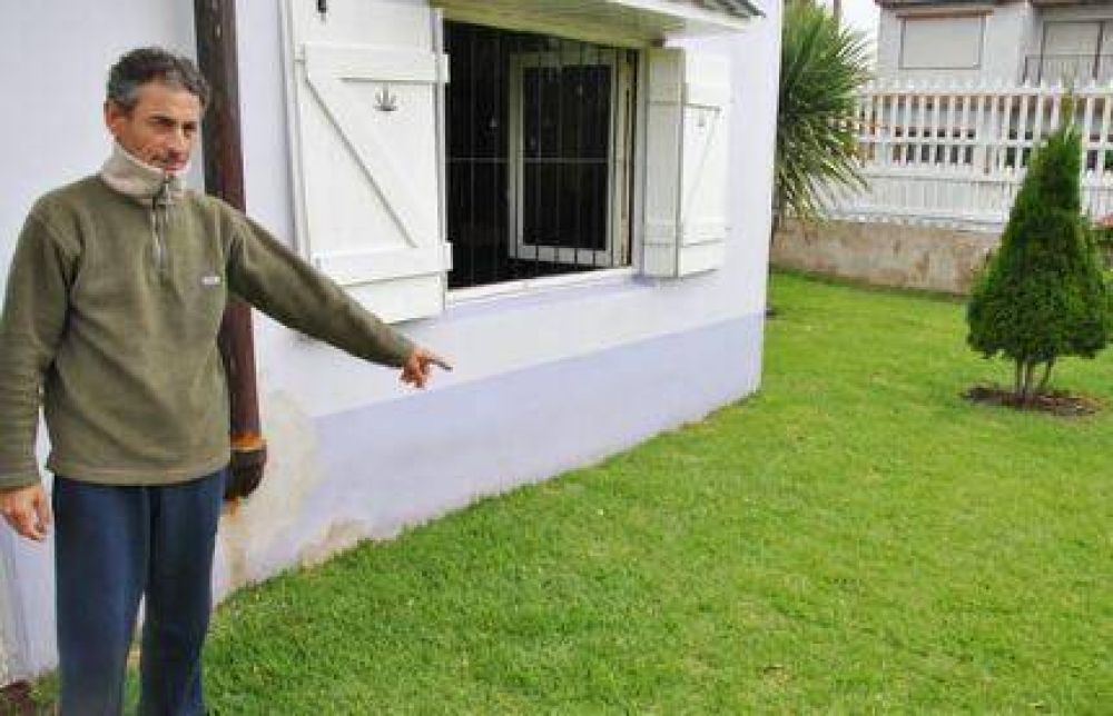 El hermano del hombre que muri� en la Comisar�a Tercera denunci� que lo fueron a matar a su casa