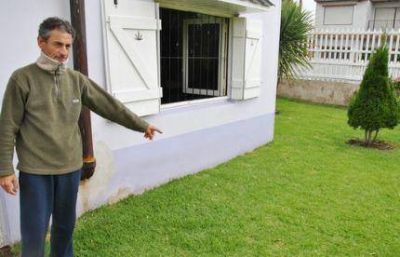 El hermano del hombre que muri� en la Comisar�a Tercera denunci� que lo fueron a matar a su casa