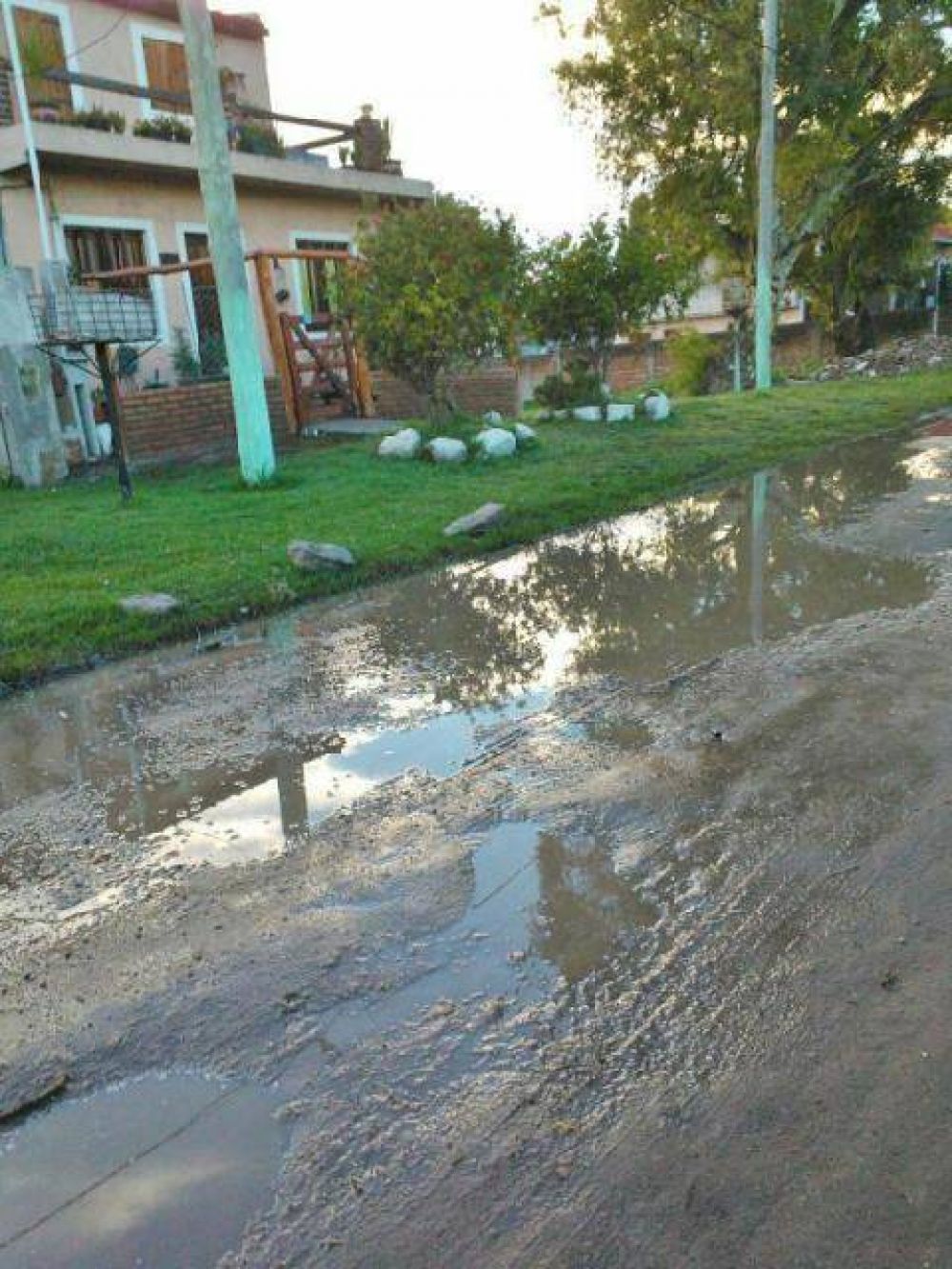 Las Canteras: vecinos denuncian que un hotel alojamiento arroja agua sucia a la calle