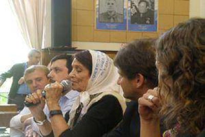 Taty Almeida, de Madres de Plaza de Mayo, fue distinguida como �Visitante Notable�