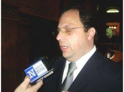 El globo de "Giustozzi gobernador" se desinfl�