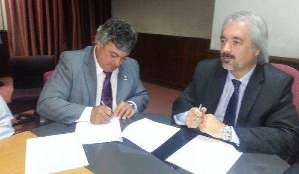 Barrio Favaloro: Selva firm� un convenio para finalizar las viviendas