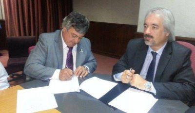 Barrio Favaloro: Selva firm� un convenio para finalizar las viviendas
