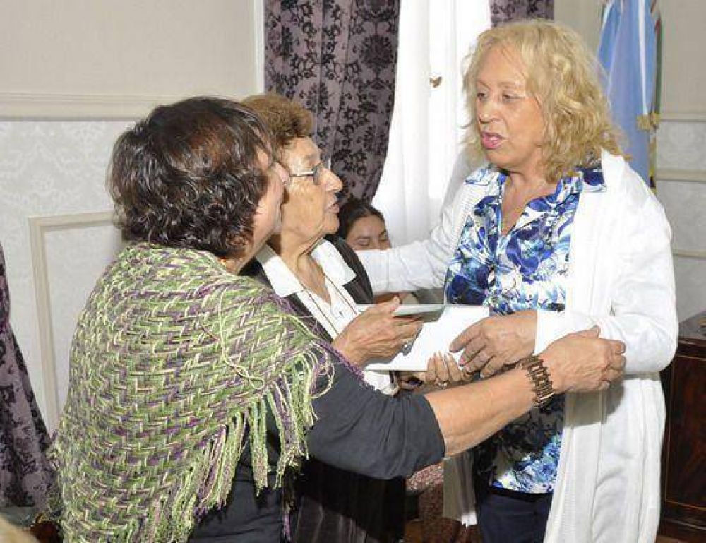 La Jefa Comunal Stella Maris Giroldi entreg� subsidios a Vecinos e Instituciones