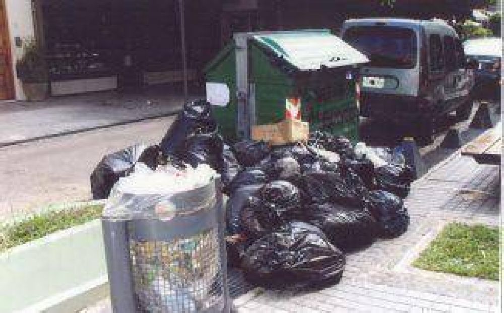 �nico conteiner en el centro de Bernal desborda de basura hedionda