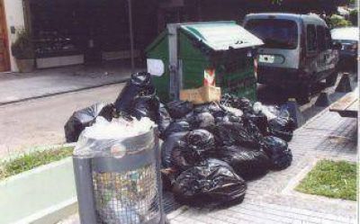 �nico conteiner en el centro de Bernal desborda de basura hedionda