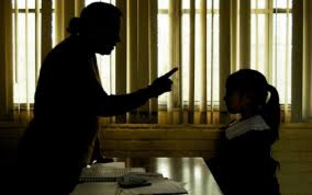 Una maestra fue apartada de su cargo por taparle la boca a sus alumnos
