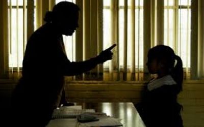 Una maestra fue apartada de su cargo por taparle la boca a sus alumnos
