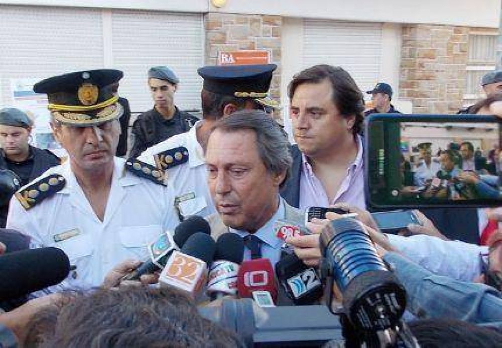 Familiares V�ctimas del Delito de Mar del Plata juntan firmas para que remuevan al Ministro de Seguridad , Ricardo Casal