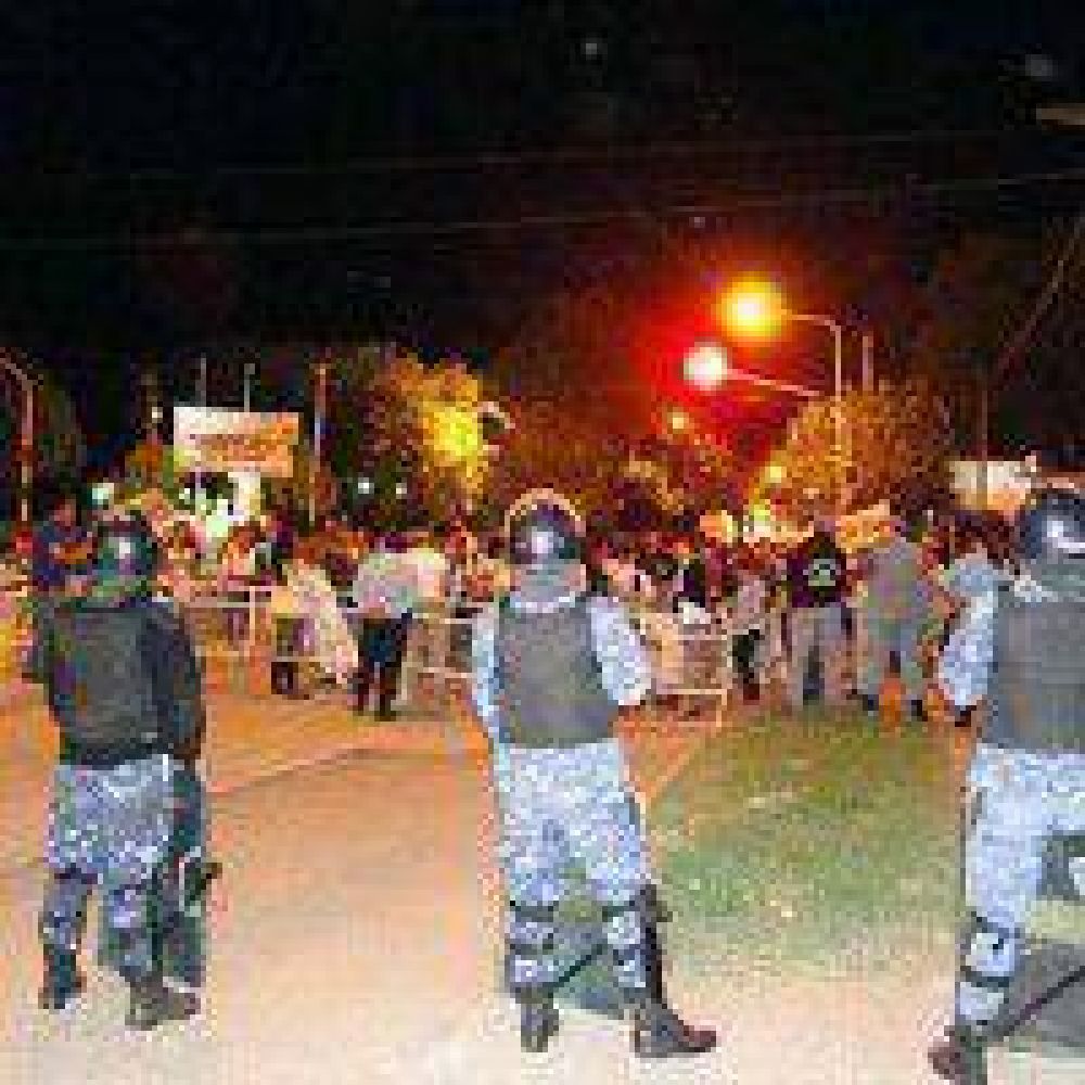 Las Bre�as: Protesta docente ante la presencia del gobernador Capitanich