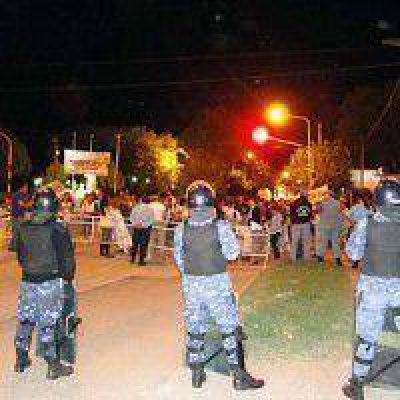 Las Bre�as: Protesta docente ante la presencia del gobernador Capitanich