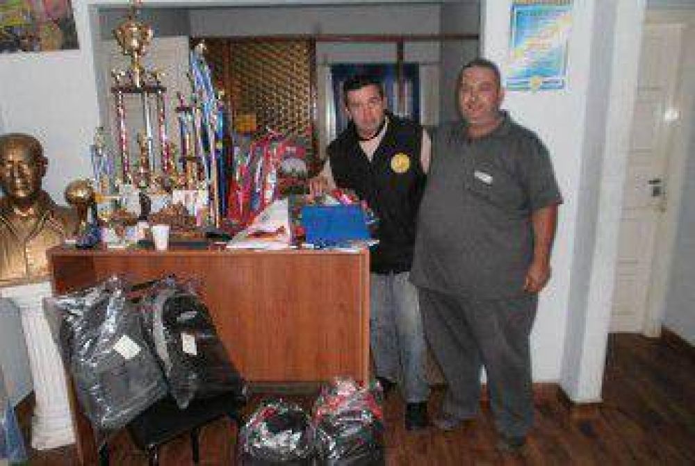SUPETAX contin�a entregando �tiles escolares a sus afiliados
