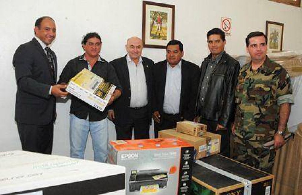 Escuelas ubicadas en zonas vulnerables recibieron equipamiento multimedia y ludotecas