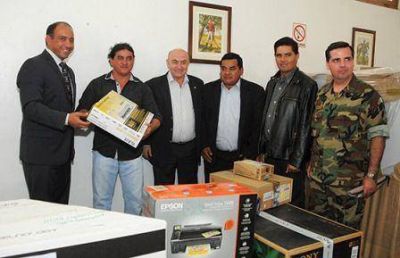 Escuelas ubicadas en zonas vulnerables recibieron equipamiento multimedia y ludotecas