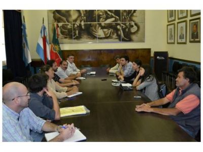 Instituciones se reunieron para avanzar en un proyecto de viviendas de madera
