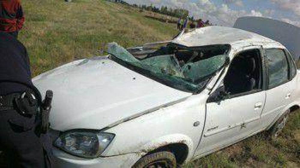 Alg�n d�a iba a pasar: un auto volc� por el mal estado de la ruta 3 Norte