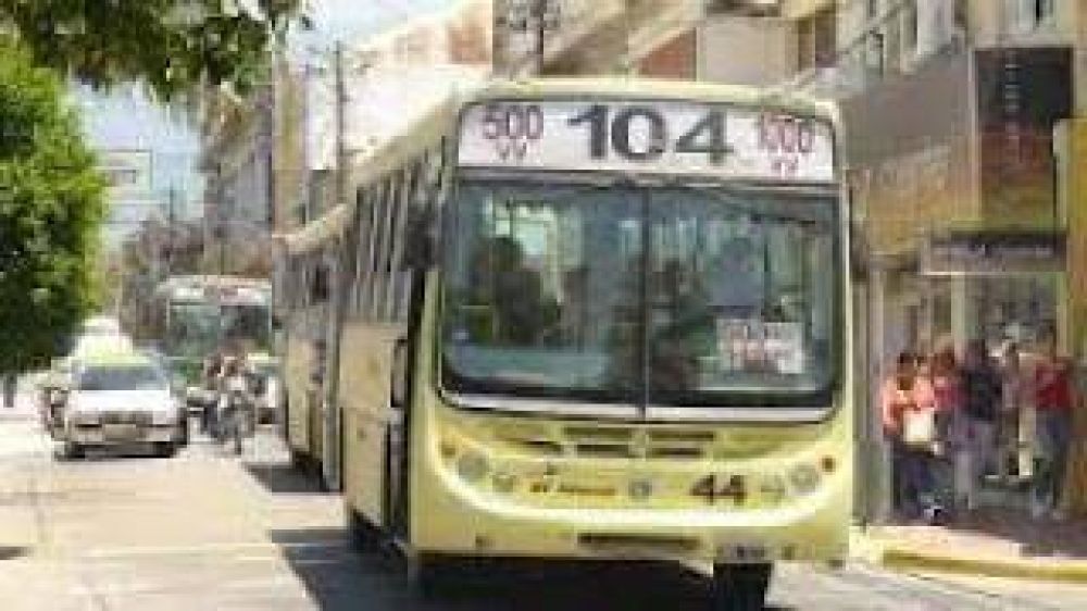 Se levant� el paro de transporte