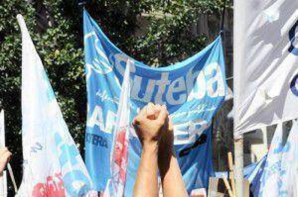 Docentes locales en movilizaci�n en La Plata