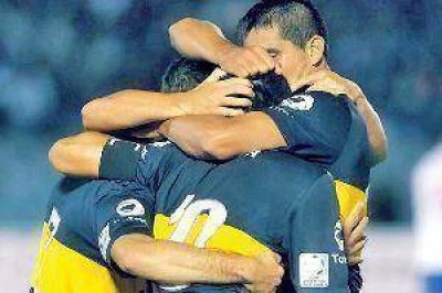 Riquelme, de penal, le dio la victoria a Boca en Montevideo