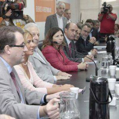 Scioli pagar� por decreto un aumento de 22,6% en tres tramos y siguen los paros