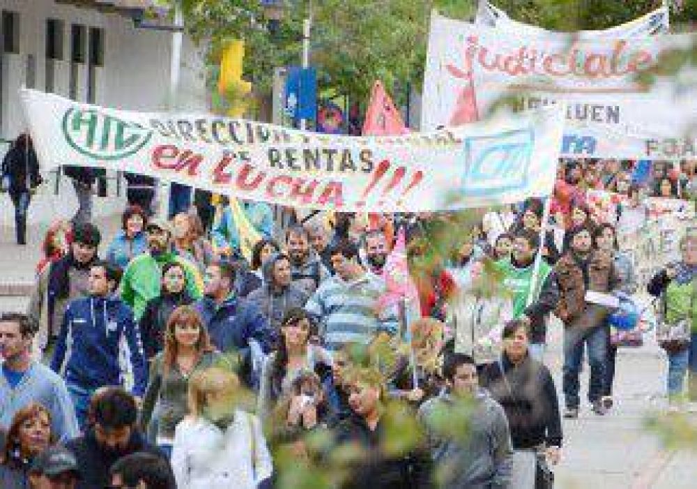 Numerosa marcha de estatales 