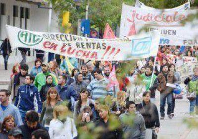 Numerosa marcha de estatales 