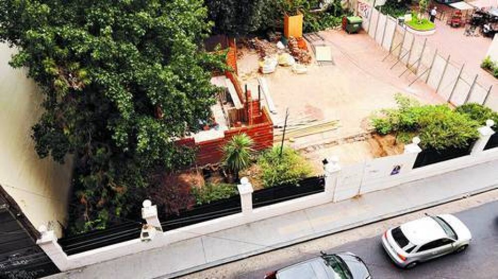 Clausuraron las obras de un restor�n en el patio del Cabildo