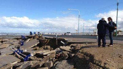 La marejada sigue castigando a la ciudad y destroz� parte del murall�n de la Duc�s