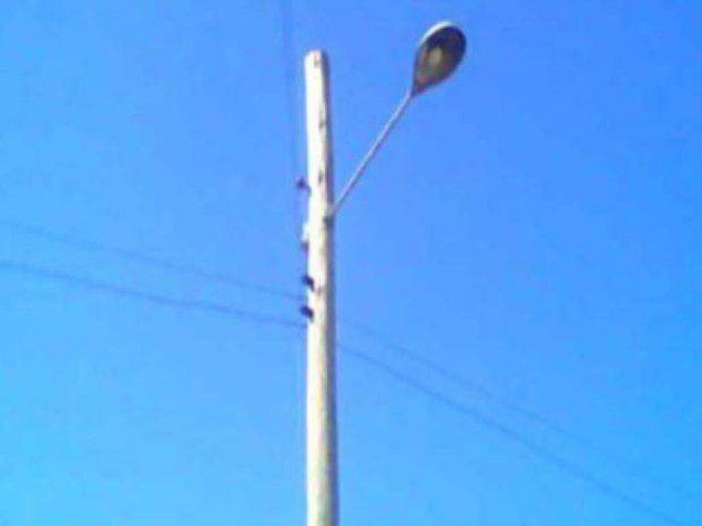 Una camioneta embisti� un poste y se incrust� contra una seder�a