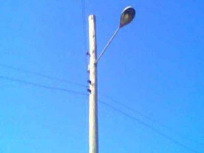 Una camioneta embisti� un poste y se incrust� contra una seder�a