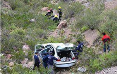 Lo matan a machetazos y lo tiran a un barranco en su auto	