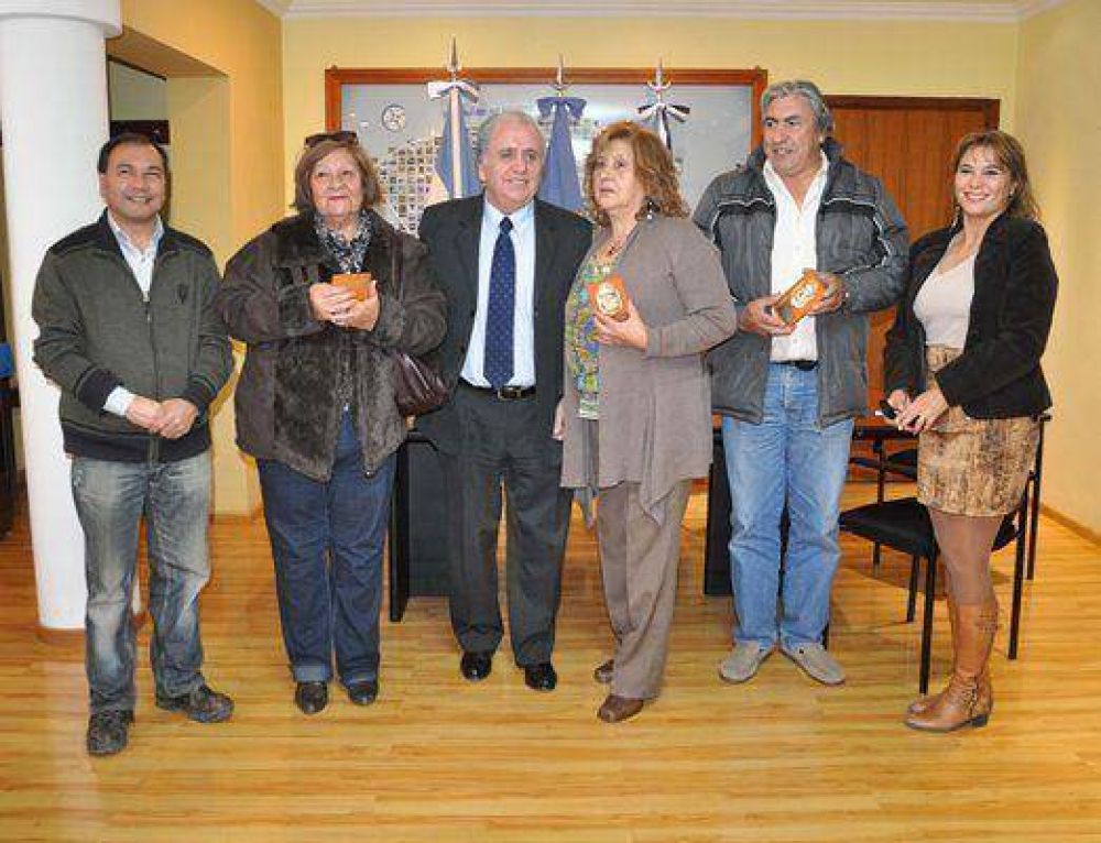 Cant�n firm� nuevas escrituras municipales