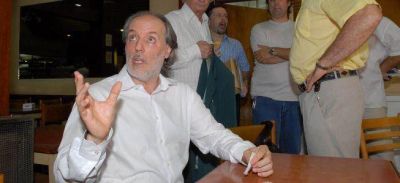 El peronista Amor se rebela a Cabandi� y elogia al papa Francisco