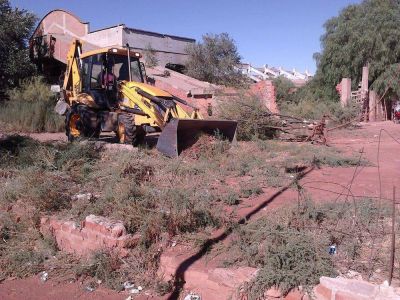 El Plan de Inclusi�n realiza la limpieza de la ex cer�mica San Jos�
