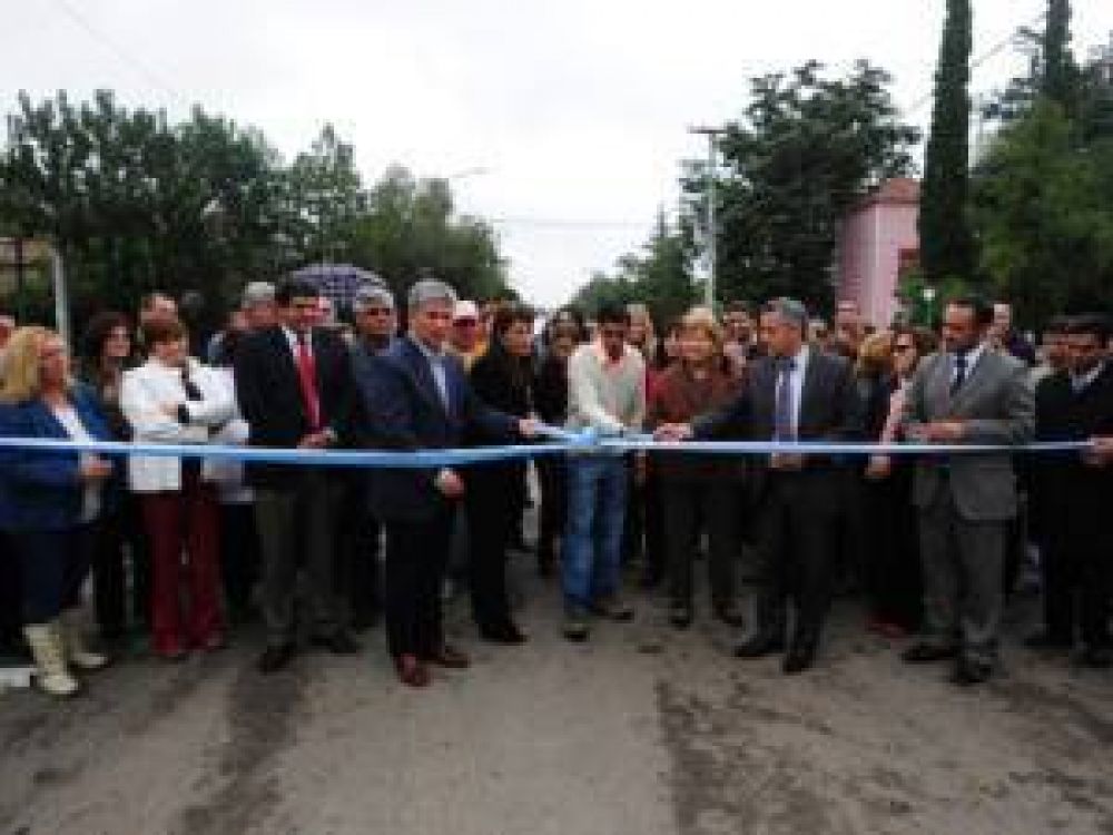 Inauguraron asfalto y una ampliaci�n de la red de agua en Carpinter�a