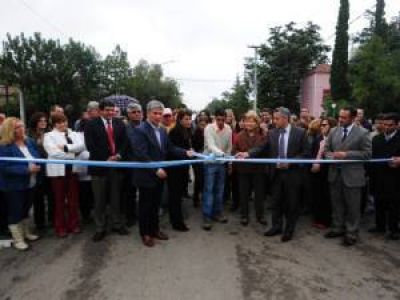 Inauguraron asfalto y una ampliaci�n de la red de agua en Carpinter�a